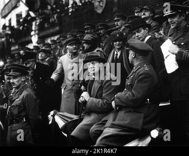 Churchill guardando una parata militare a Lille, Francia. Dietro di lui in cappello, il segretario privato Eddie Marsh. Di fronte: Bernard Montgomery. 1928 Foto Stock