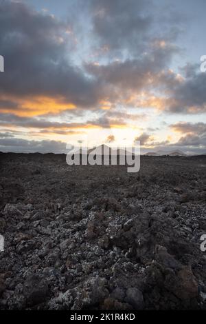 Paesaggio vulcanico vicino Mancha Blanca sull'isola di Lanzarote all'alba. Foto Stock