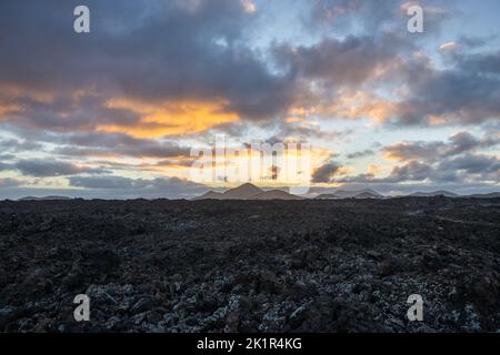 Paesaggio vulcanico vicino Mancha Blanca sull'isola di Lanzarote all'alba. Foto Stock