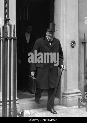 Winston Churchill lascia Downing Street, giorno di bilancio 1925 Foto Stock