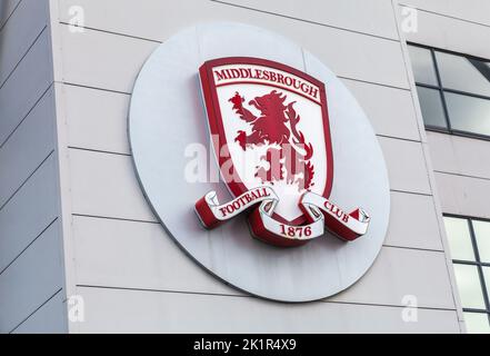 Il Riverside Stadium, sede del Middlesbrough Football Club, Inghilterra, Regno Unito. Primo piano del badge del club Foto Stock