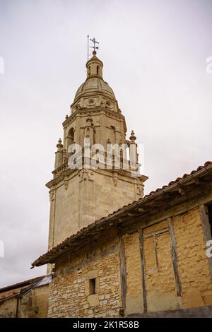 Campanile in stile barocco nella chiesa gotica di San Pedre de Treviño, Burgos, Castilla y León, Spagna Foto Stock