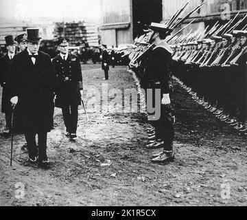 Winston Churchill primo Signore dell'Ammiragliato alla cerimonia di lancio della corazzata HMS Warspite al cantiere navale Devonport.1913 Foto Stock