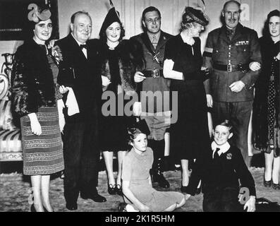 Winston Churchill al matrimonio di suo figlio, Randolph, con Pamela Digby. 1939 Foto Stock