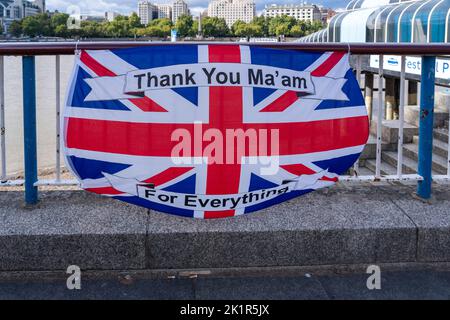 SOUTH BANK, LONDRA, Regno Unito - SETTEMBRE 18th 2022: La bandiera del Regno Unito che dice grazie ma'am per tutto Foto Stock