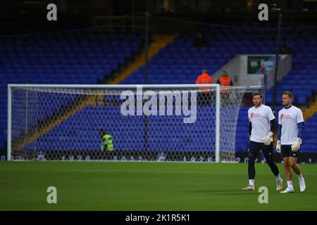 Vaclav Hladky e Nick Hayes di Ipswich Town sono visti indossare t-shirt a sostegno dell'ex giocatore Marcus Stewart che ha recentemente diagnosticato la malattia del motoneurone (MND)- Ipswich Town contro Bristol Rovers, Sky Bet League One, Portman Road, Ipswich, Regno Unito - 13th settembre 2022 solo per uso editoriale - si applicano le restrizioni DataCo Foto Stock