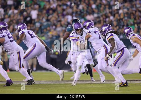 Philadelphia, Pennsylvania, Stati Uniti. 19th Set, 2022. Minnesota Vikings Quarterback KIRK COUSINS (8) in azione durante una seconda settimana di gioco tra le Eagles di Philadelphia e i Minnesota Vikings Lunedi, 19 settembre 2022; presso il Lincoln Financial Field di Philadelphia, PA. (Credit Image: © Saquan Stimpson/ZUMA Press Wire) Foto Stock