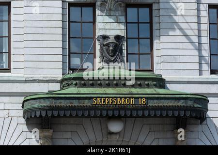 Copertura della porta dell'edificio Skeppsbron 18 a Stoccolma Foto Stock