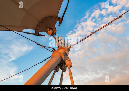 Sistema di fissaggio del tetto sospeso contro il cielo Foto Stock