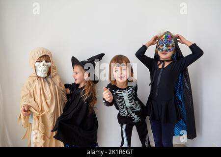 Bambini in costumi di Halloween su sfondo bianco Foto Stock