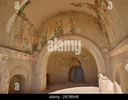 Cappella sconosciuta nel paesaggio della Valle delle Rose Goreme, Cappadocia, Anatolia, Turchia Foto Stock