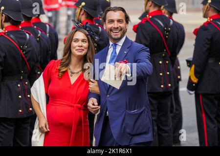 2022-09-20 12:26:42:19 L'AIA - membro del Parlamento Thierry Baudet con il suo partner Davide Heijmans arriva al Koninklijke Schouwburg per Prinsjesdagin l'Aia, Paesi Bassi, 20 settembre 2022. Il nuovo anno governativo inizia il terzo martedì di settembre. Migliaia di persone si aspettano all'Aia per la prima volta, dopo due anni di restrizioni al coronavirus, di osservare la Giornata del bilancio, nota anche come Prinsjesdag o giorno del Principe, in cui il re Willem-Alexander dà il discorso del Trono di Schouwburg. ANP / LEVIGATRICE KONING olanda fuori - belgio fuori Foto Stock