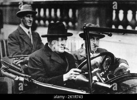 Winston Churchill con Sir Philip Cunliffe-Lister e la sua guardia del corpo personale, Detective-sergeant Thompson.1925 Foto Stock