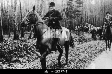 Winston Churchill cavalcando per una caccia al cinghiale in Normandia.1927 Foto Stock