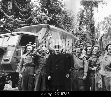 Winston Churchill visita le truppe che hanno combattuto la battaglia il D-Day. Caen, Normandia. Luglio 1944 Foto Stock