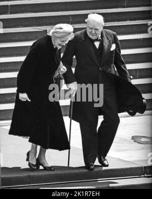 Sir Winston Churchill e Lady Churchill lasciano la cattedrale di San Paolo dopo un servizio di ringraziamento. Giugno 9th 1953. Foto Stock