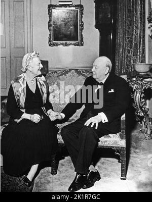 Winston Churchill con la moglie Clementine. Londra 1951 Foto Stock