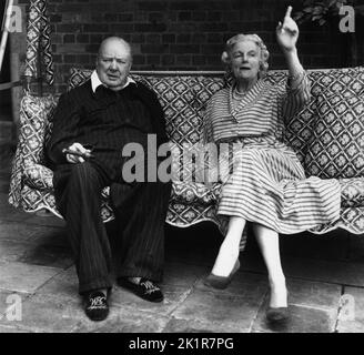 Winston Churchill indossa il suo 'vestito' con Lady Churchill a Chartwell,1952 Foto Stock