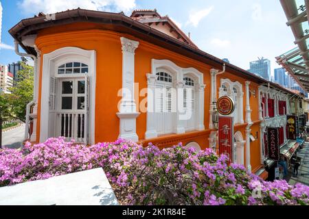 Facciata di un edificio colorato con negozi e case del patrimonio storico completamente conservati nella Chinatown di Singapore. Singapore Foto Stock