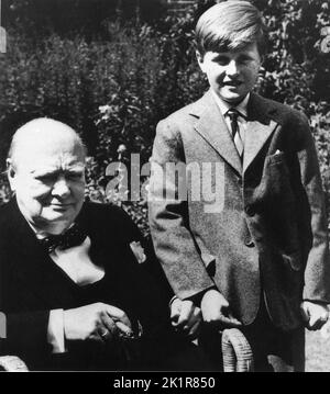 Winston Churchill con suo nipote, Winston 1952. Foto Stock