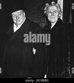 Winston Churchill con sua moglie, Clementine, il suo 74th° compleanno. Novembre 30th 1948 Foto Stock