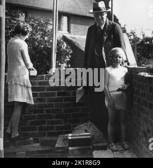 Winston Churchill con sua moglie, Clementine, il giorno delle elezioni generali del 1929 Foto Stock