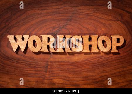 Parola officina - Iscrizione con lettere di legno in primo piano Foto Stock