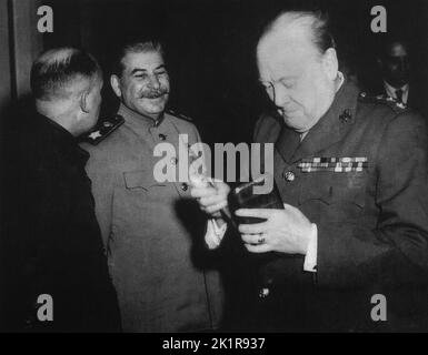 Winston Churchill con il presidente russo Joseph Stalin alla Conferenza di Yalta. Febbraio 1945 Foto Stock