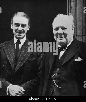 Winston Churchill con l'ex ambasciatore australiano a Washington, Richard Casey. È stato appena nominato al gabinetto di guerra. Giugno 1942 Foto Stock