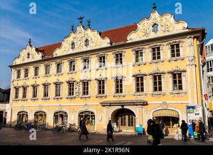 Splendida vista sulla famosa Falkenhaus (casa di Falcon) con la sua bella facciata Rococo a Würzburg, Germania. Oggi, ospita le informazioni turistiche... Foto Stock