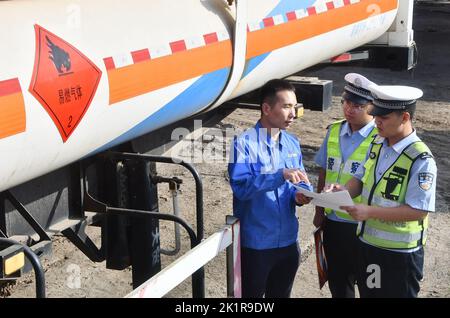 HANDAN, CINA - 20 SETTEMBRE 2022 - i poliziotti ispezionano i veicoli che trasportano sostanze chimiche pericolose a Handan, provincia di Hebei, Cina del Nord, 20 settembre 202 Foto Stock