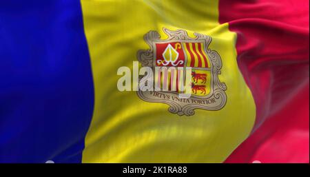 Vista ravvicinata della bandiera nazionale andorrana che sventola nel vento. Andorra è un microstato sovrano senza sbocco sul mare sulla penisola iberica. Tessuto testurizzato Foto Stock
