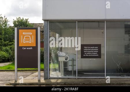 Un autolavaggio di Sainsbury ha un cartello che indica che utilizza acqua piovana raccolta e acqua riciclata per ridurre l'impatto sull'ambiente. Foto Stock