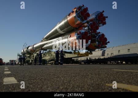 Baikonur, Kazakistan. 18th Set, 2022. Il razzo Soyuz viene lanciato in treno al piazzale di lancio del sito 31, domenica 18 settembre 2022, al Cosmodrome di Baikonur in Kazakistan. Spedizione 68 l'astronauta Frank Rubio della NASA, e i cosmonauti Sergey Prokopyev e Dmitri Petelin di Roscosmos sono previsti per il lancio a bordo della loro navicella spaziale Soyuz MS-22 il 21 settembre. NASA Photo by Bill Ingalls/UPI Credit: UPI/Alamy Live News Foto Stock