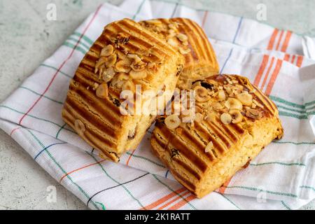 İstanbul cookie. Biscotti con nocciole e uvetta su fondo grigio. Primo piano Foto Stock