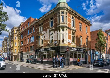 Una coda fuori dal Regency Cafe in Regency Street, Victoria, Londra. Foto Stock