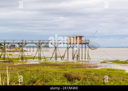 Le Carrelet sono chiamati le capanne di pesca su palafitte alla foce della Gironda. Goulée, Lesparre-Médoc, Francia Foto Stock