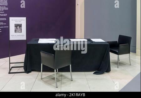 Un libro di condoglianze a Tate Britain dopo la morte della Regina Elisabetta II Foto Stock