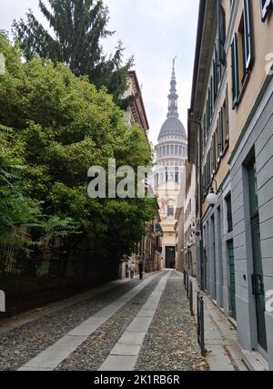 I vicoli lastricati di Novara sotto la grandiosità della cupola di San Gaudenzio progettata da Antonelli. Foto Stock