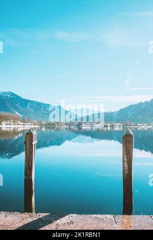 Pittoresco villaggio di pescatori sulla costa del lago Tegernsee. Molo sulle montagne alpine, Baviera, Germania Foto Stock