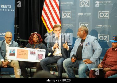 Philadelphia, Stati Uniti. 19th Set, 2022. Mehmet Oz, MD, parla di portare posti di lavoro a gas naturale a Filadelfia durante una discussione a porte chiuse sulla violenza delle armi e la sicurezza pubblica nella sezione Germantown di Filadelfia, PA, il 19 settembre 2022. (Foto di Cory Clark/Sipa USA) Credit: Sipa USA/Alamy Live News Foto Stock