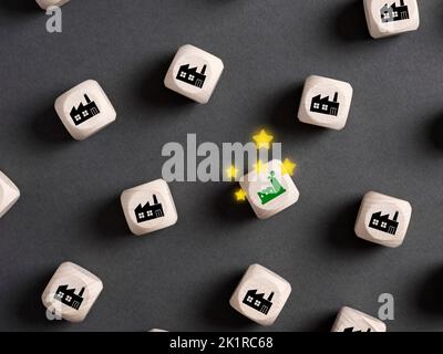 Concetto di fabbrica ecologico. Industrie ecologiche, emissioni nette zero. Energia rinnovabile, tecnologia sostenibile ed ecologia industriale sol Foto Stock