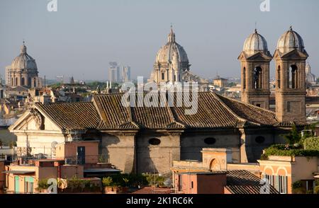 Panorama sulle cupole di Roma da Villa Borghese e Picio alla luce del mattino presto Foto Stock