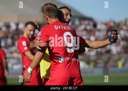 Monza, Italia, 18th settembre 2022. Christian Gytkjaer dell'AC Monza festeggia con il compagno di squadra Dany Mota Carvalho dopo aver segnato per dare al fianco un vantaggio di 1-0° durante la serie Una partita all'U-Power Stadium di Monza. L'immagine di credito dovrebbe essere: Jonathan Moskrop / Sportimage Foto Stock