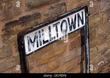 Cartello stradale Milltown, a Glossop, High Peak, Derbyshire, Inghilterra, Regno Unito, SK13 8PX - ora Howard Town Mills Foto Stock