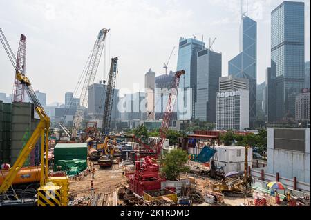 Hong Kong, Cina. 16th Set, 2022. I tecnici e le gru lavorano in cantiere mentre lo skyline di Hong Kong è visto sullo sfondo. Credit: SOPA Images Limited/Alamy Live News Foto Stock