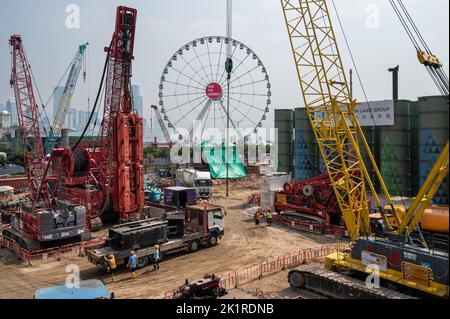 Hong Kong, Cina. 16th Set, 2022. I tecnici e le gru lavorano in cantiere mentre lo skyline di Hong Kong è visto sullo sfondo. Credit: SOPA Images Limited/Alamy Live News Foto Stock