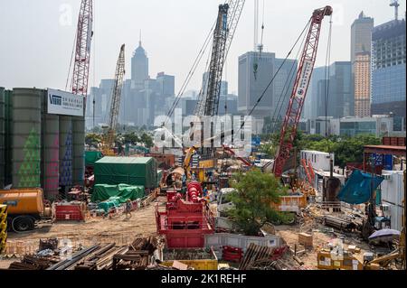 Hong Kong, Cina. 16th Set, 2022. I tecnici e le gru lavorano in cantiere mentre lo skyline di Hong Kong è visto sullo sfondo. (Foto di Sebastian ng/SOPA Images/Sipa USA) Credit: Sipa USA/Alamy Live News Foto Stock