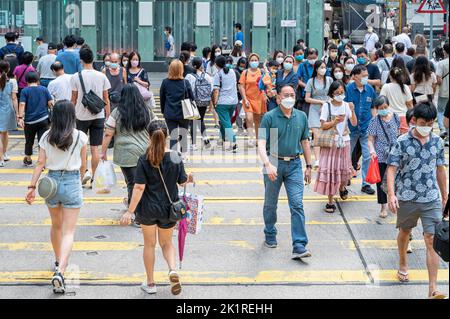 Hong Kong, Cina. 19th Set, 2022. I pedoni che indossano maschere facciali sono visti attraversando la strada ad un incrocio zebra a Hong Kong. (Foto di Sebastian ng/SOPA Images/Sipa USA) Credit: Sipa USA/Alamy Live News Foto Stock