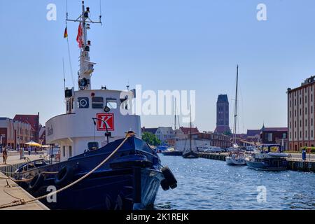 Il rimorchiatore Bösch è ormeggiato al molo nel Porto Vecchio della città anseatica di Wismar, Meclemburgo-Pomerania occidentale, Germania, Europa. Foto Stock